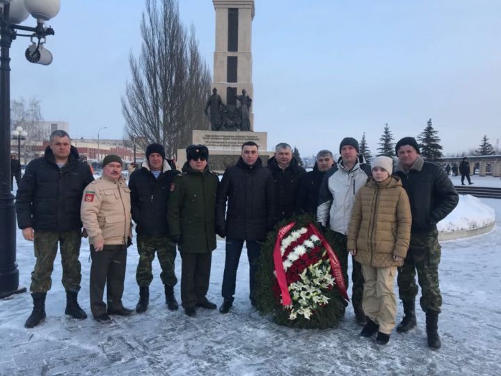 В преддверии Дня защитника Отечества заинцы возложили цветы к Вечному огню в Казани