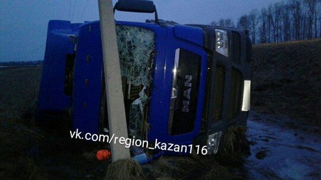 В Татарстане водитель грузовика погиб, вылетев в кювет